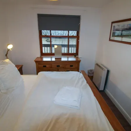 Glenmore Hewetson Court *